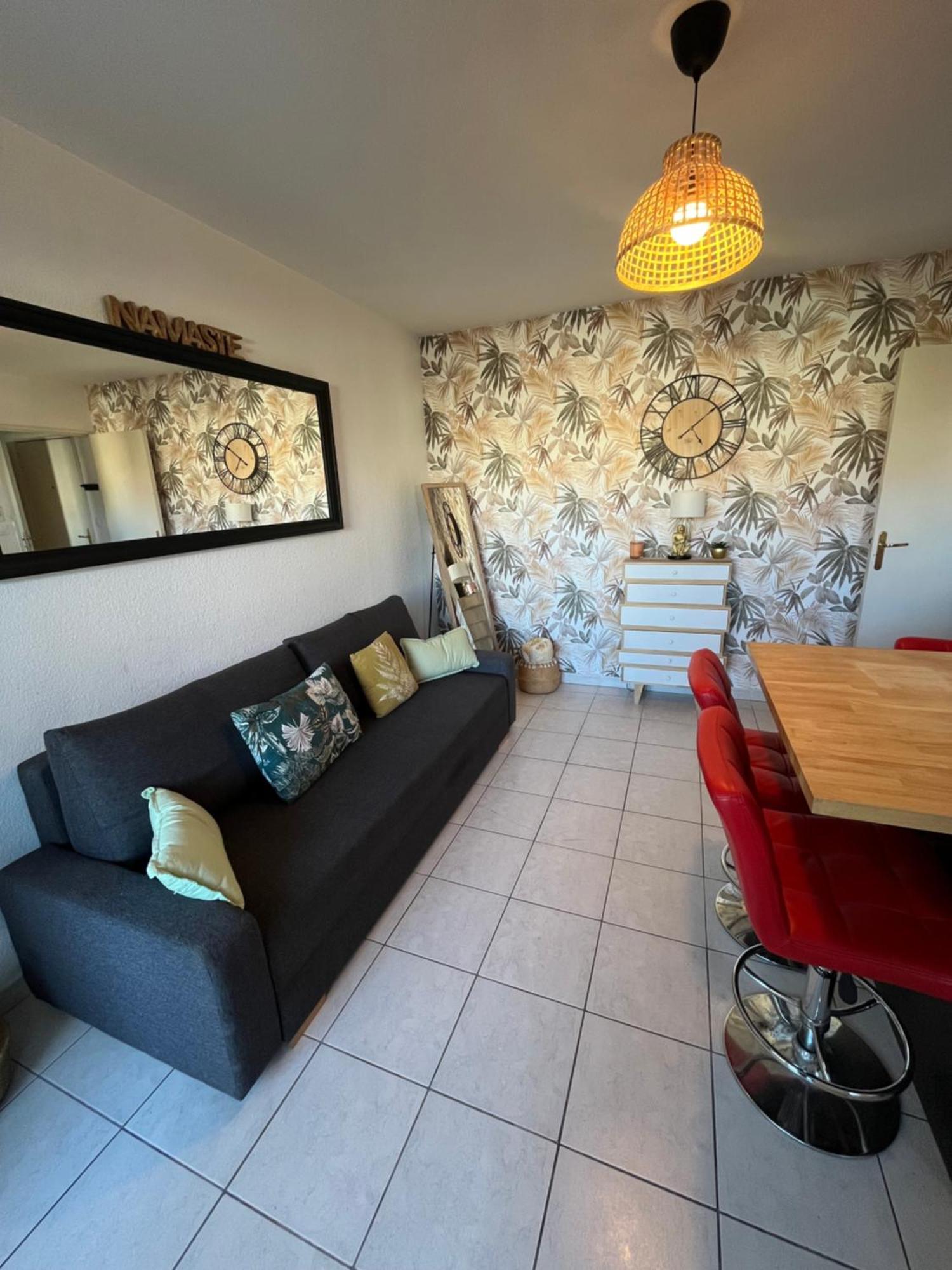 Joli T2/ Tram/ Clim/ Parking/ Wifi/ Piscine