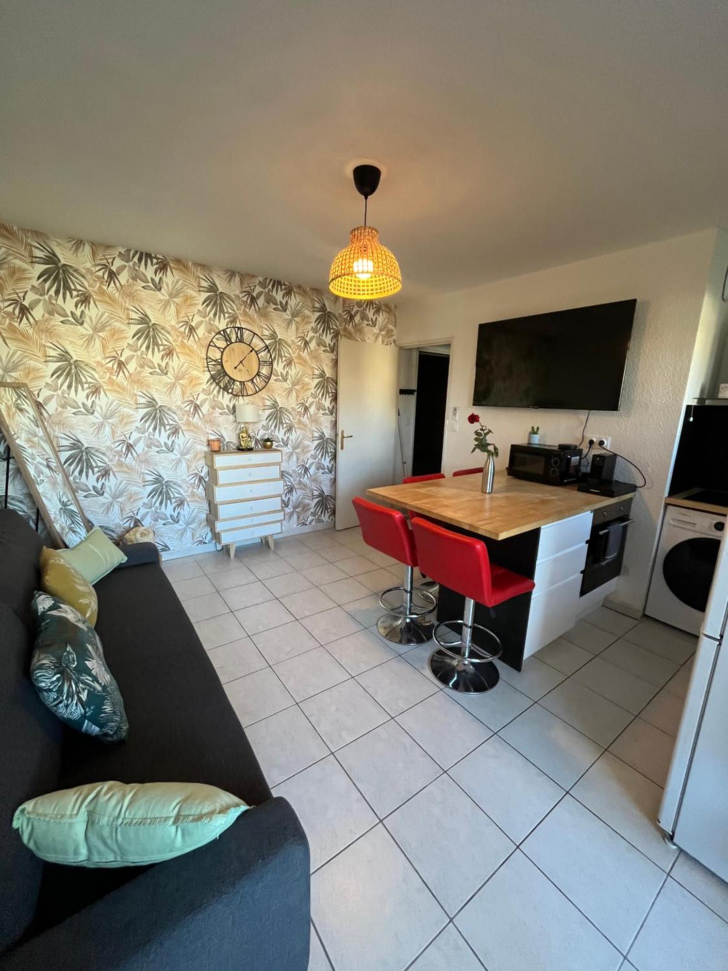 Joli T2/ Tram/ Clim/ Parking/ Wifi/ Piscine